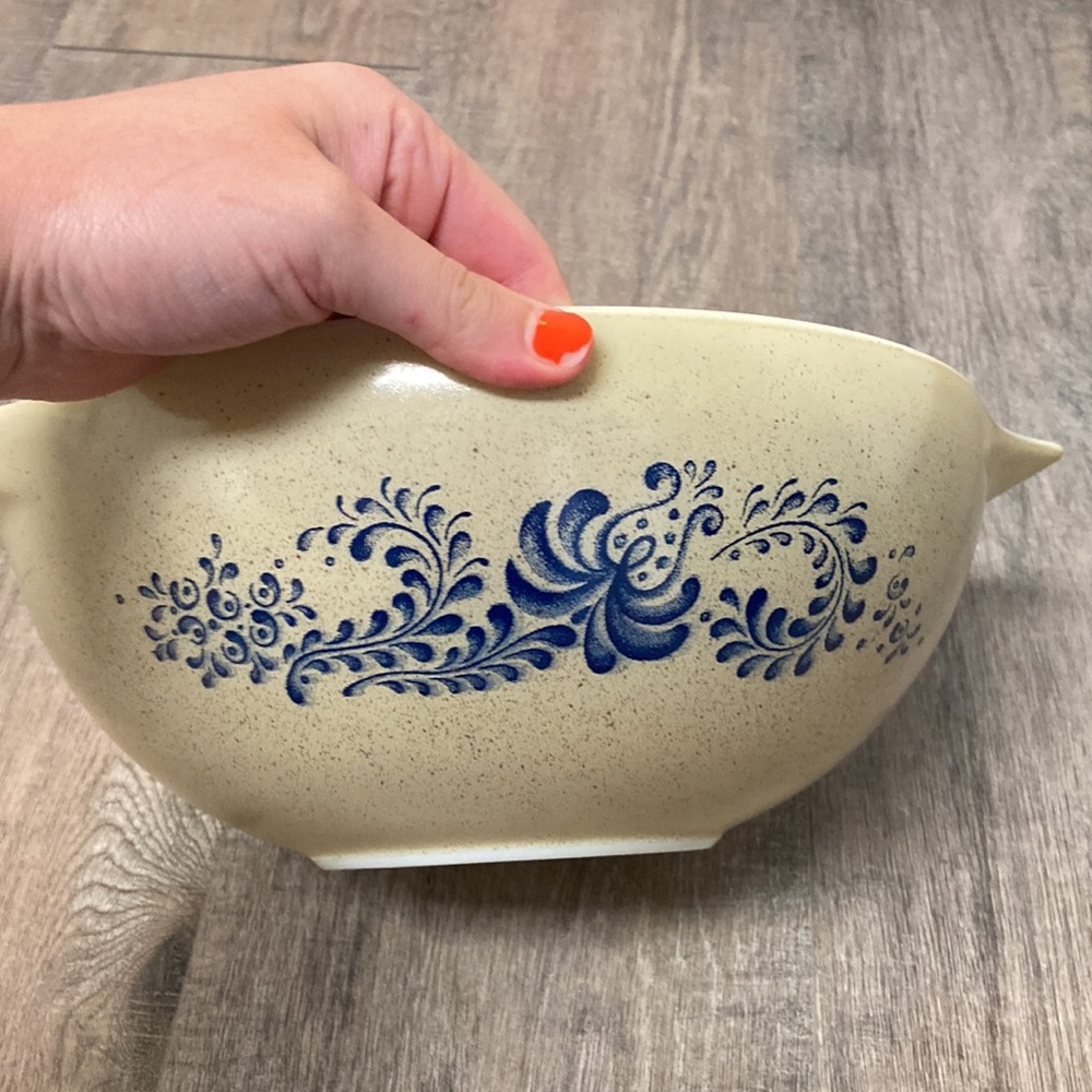 Homestead Pyrex Large Mixing Bowl - Picture 2 of 5